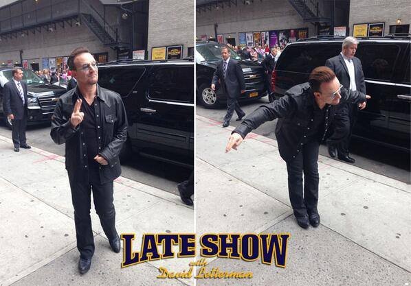 Bono a la llegada al Teatro Ed Sullivan de NY