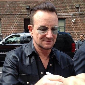 Bono firmando autógrafos